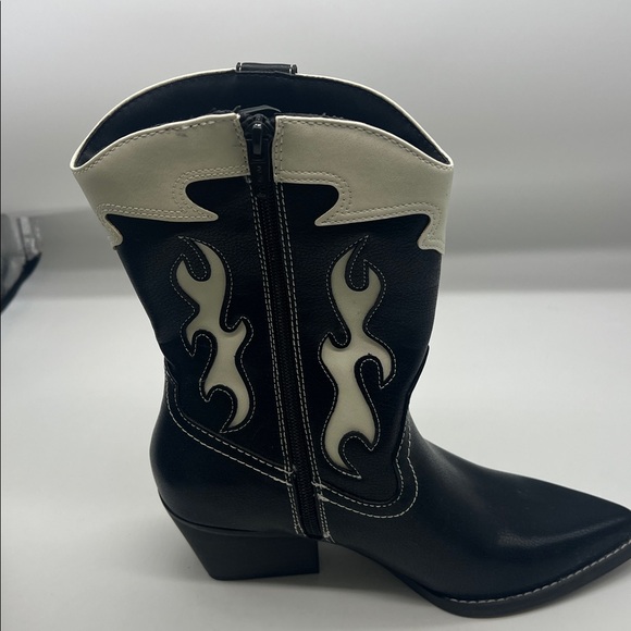 Universal Thread - Western Black And White Pointed Toe Cowboy Boots Size 6.5 - Picture 12 of 13